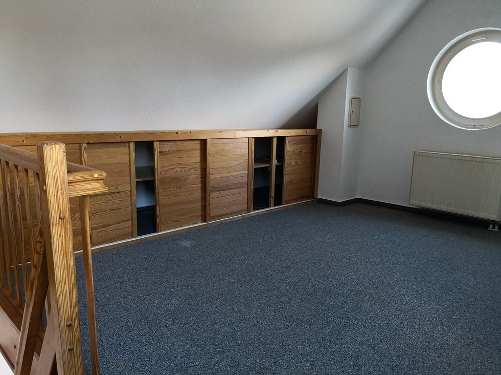 DG Zimmer mit Einbaumöbeln