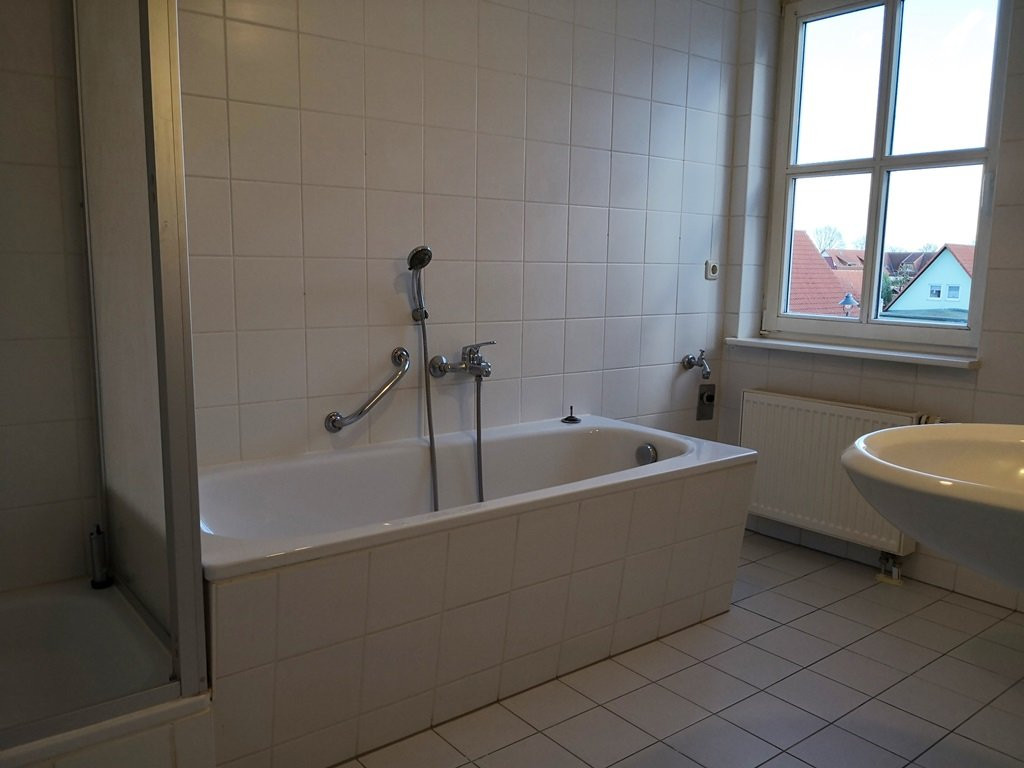 Bad mit Wanne u. Dusche OG