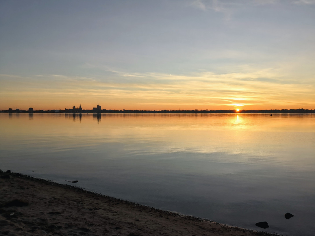 Blick vom Strand auf Stralsund