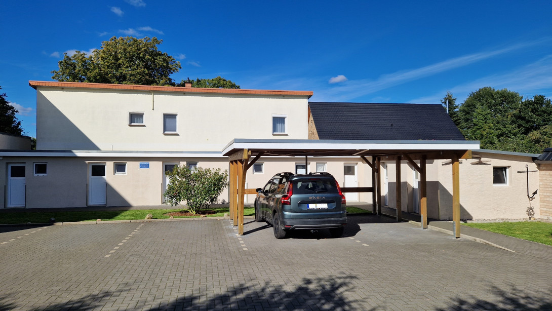 Hofansicht mit Stellplätzen u. Carport